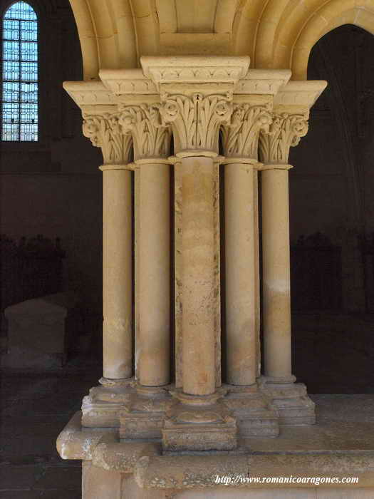 Grupo de columnas alrededor de pilar cruciforme